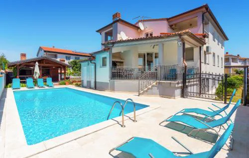 Amazing Home In Valbandon