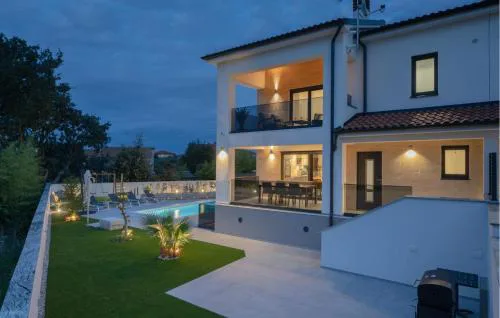 Awesome Home In Stinjan With Wifi