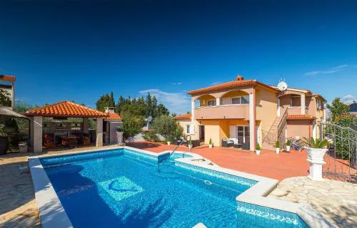 Sunny private pool apartments Seamare