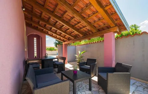Two-Bedroom Holiday Home In Valbandon