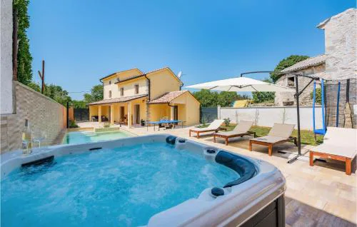Awesome Home In Svetvincenat