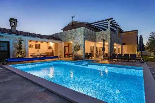 Villa Cirka in Central Istria for 14 persons with a 36 m2 heated pool, gaming & activities for kids and adults