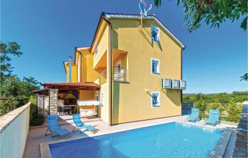 Six-Bedroom Holiday Home In Perci