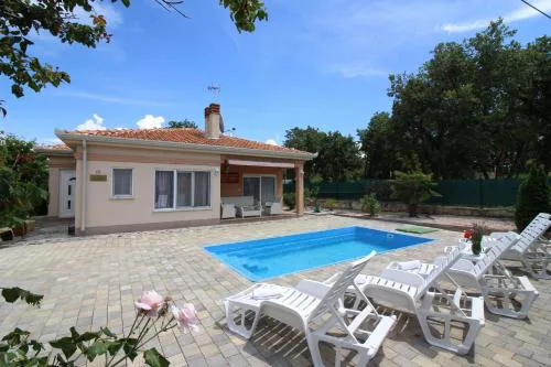 Villa Bianca mit Pool nah am Lanterna Resort