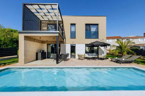 Villa MARINE with Pool in picturesque village Tar near Poreč