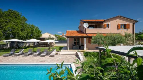 Activity villa Gita with pool and grill in Tinjan
