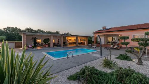 Beautiful Villa Sveta Anna with jacuzzi in Tinjan