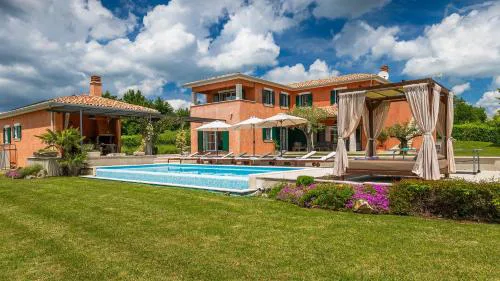 Beautiful Villa Village with tennis court in Tinj