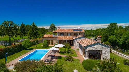 Rustic villa Stancija Martina with pool in Tinjan