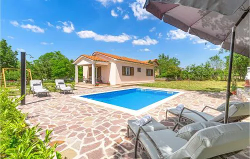 2 Bedroom Gorgeous Home In Trget