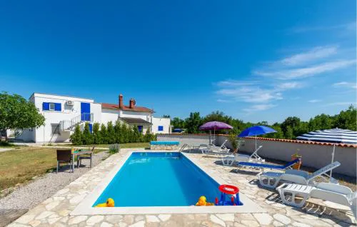 Amazing Apartment In Trget With Wifi
