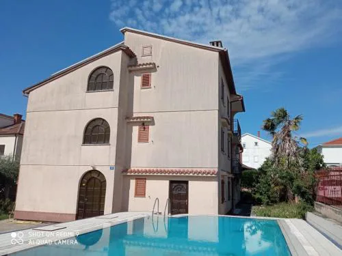 Apartments LEO with pool