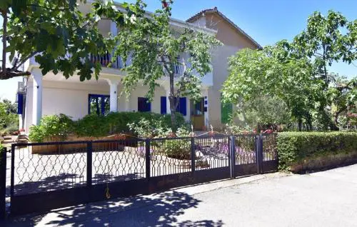Einfache Wohnung in der Nähe des Strandes Punta Umag