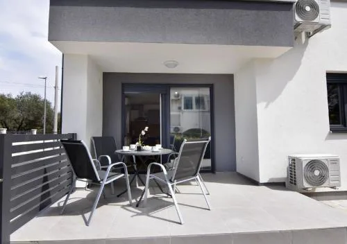 Ferienwohnung in Zambratija mit Kleinem Garten