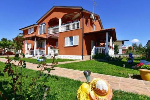 Klimatisierte Wohnung in Valica mit Großem Garten