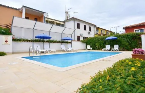 Tolles Ferienhaus in Umag mit Gepflegtem Garten