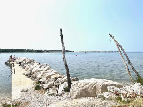 Villa Hanka Umag - 3 verschiedene Whg - 40 qm 3 Pers, 50 qm bis 4 Pers oder 70 qm bis 5 Pers, Balkone, nur 70 m zum Strand, von 3 bis max 5 Personen, WLAN, SAT-TV, Klima, Küche, Parkplätze,ruhig gelegen