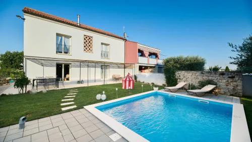 Villa Mediterranea with pool and grill in Umag