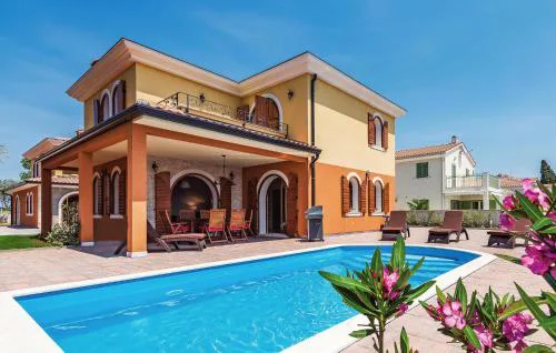 Three-Bedroom Holiday Home In Vabriga
