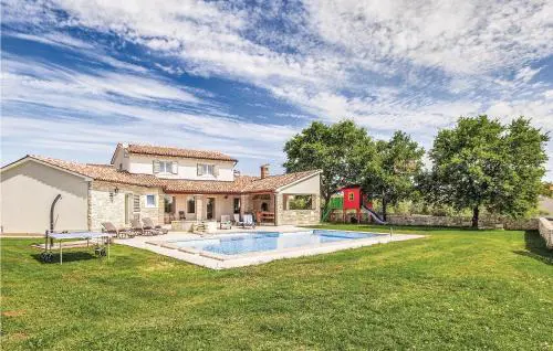 Lovely Home In Valtura
