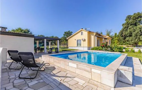 Two-Bedroom Holiday Home In Valtura