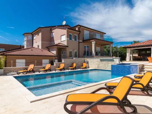 Villa in Pula with Pool near Roman Arena