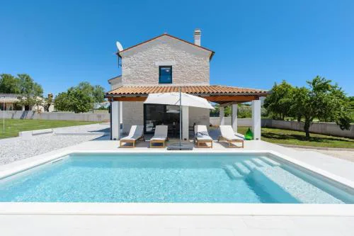 Villa Tonka by Villsy
