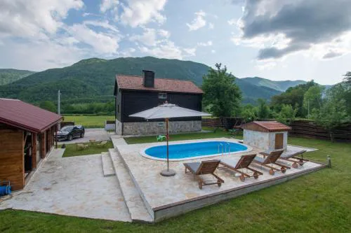 Nina Holiday Home with a heated pool