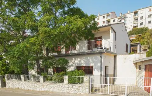 3 Bedroom Beautiful Apartment In Senj