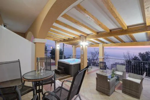 Seabreeze Apartments with Shared Jacuzzi