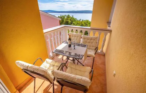 2 Bedroom Cozy Apartment In Dramalj