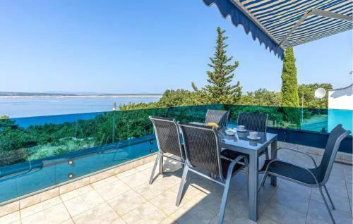 2 Bedroom Nice Apartment In Dramalj