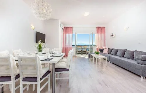 3 Bedroom Stunning Apartment In Dramalj