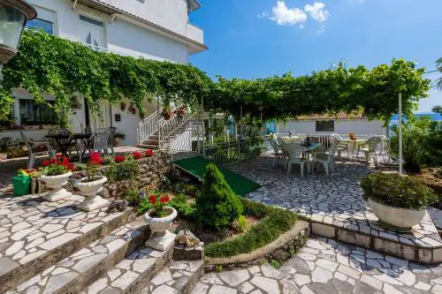 Apartments in Crikvenica 14100