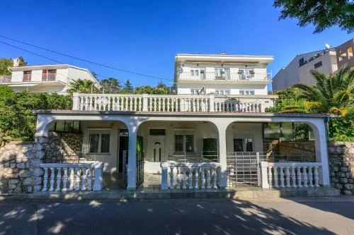 Charmantes Apartment nur 50 Meter zum Strand mit privater Terrasse, Meerblick, Parkplatz
