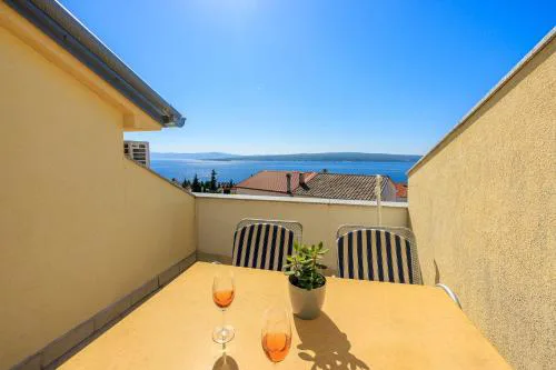 Cozy Dachgeschosswohnung mit Meerblick, Klima, WiFi - nur 350 Meter zum Strand