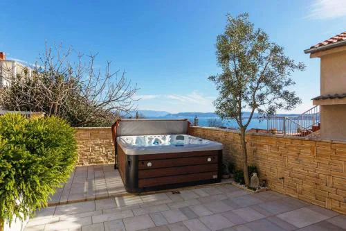 Faszinierendes Ferienhaus nur 500 Meter zum Strand mit Meerblick, Whirlpool, Grill