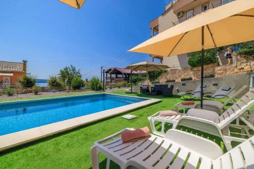 Hundefreundliches Apartment nur 350 Meter zum Strand mit Meerblick, Pool, WiFi