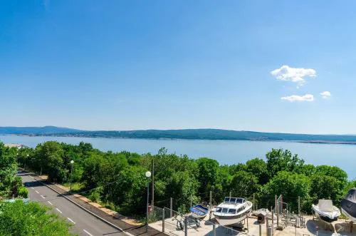 Komfortables Apartment nur 500 Meter zum Strand mit Meerblick, privatem Balkon, Grill