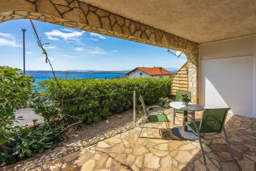 Renoviertes Studio-Apartment nur 120 Meter zum Strand mit Meerblick