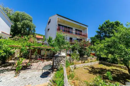 Rustikales Apartment nur 500 Meter zum Strand mit Meerblick, Grillbereich, WiFi