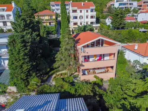 Villa Monticello Crikvenica, 200m from sea with rome garden
