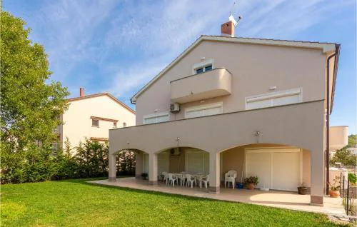 Stunning Apartment In Mladenici