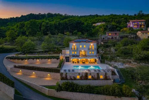 Villa Esarjo with Heated Pool and Sea View