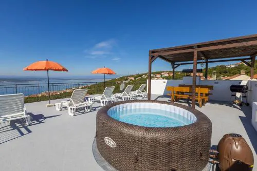 Beeindruckendes Apartment mit grosser Dachterrasse, Whirlpool, Meerblick, Grill, Aussendusche