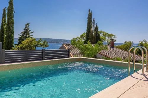 Exquisites Apartment direkt am Meer mit Pool, Meerblick, privater Balkon, Liegen