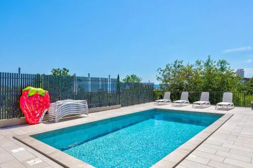 Herrliches Apartment nur 600 Meter zum Strand mit Meerblick, Pool, Grill, Waschmaschine