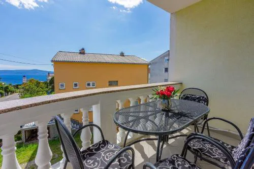 Komfortables Apartment nur 500 Meter zum Strand mit Meerblick, Klima, privatem Balkon
