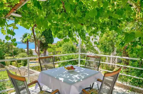 Lauschiges Apartment nur 200 Meter zum Sandstrand mit Meerblick, Grill, Klima