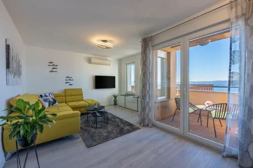Lichtdurchflutetes Apartment mit Meerblick, privatem Balkon, WiFi, Privatparkplatz